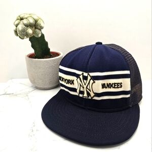 vintage 80s | MLB New York Yankees blue white stripe trucker baseball hat